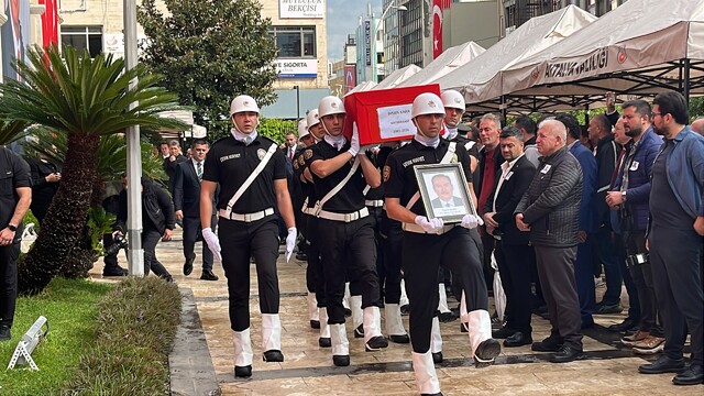 Hayatını kaybeden Muratpaşa Kaymakamı Kara gözyaşlarıyla uğurlandı
Kalp krizi geçiren Kara için Antalya Valiliği'nde resmi tören düzenlendi