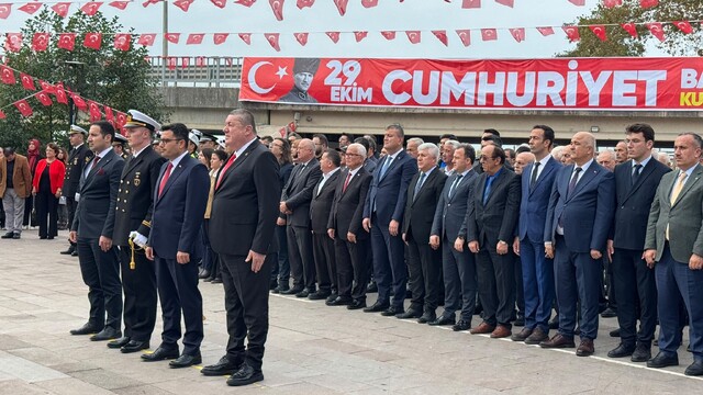 Alaplı'da Cumhuriyet Bayramı'nın 103. yılı çelenk töreniyle kutlandı