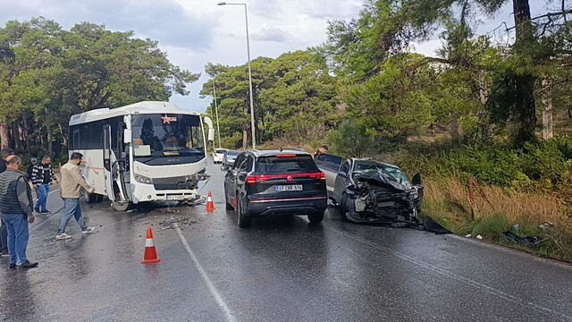 Otel servis midibüsü ile otomobil çarpıştı: 1 yaralı
Kaza nedeniyle caddede uzun araç kuyruğu oluştu