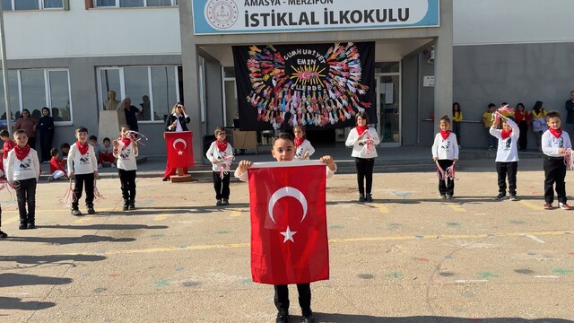 Amasya'da ilkokul öğrencileri, 29 Ekim'i zeybek oynayarak kutladı