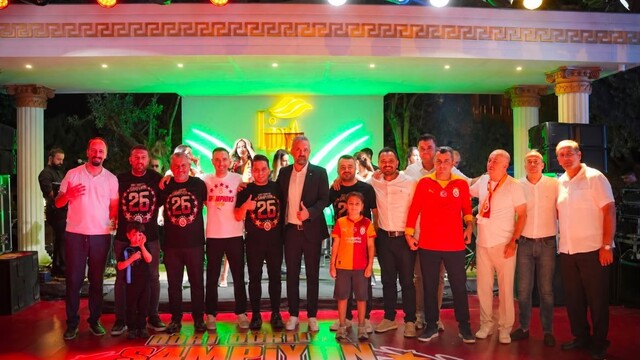 Salihli'de Galatasaraylılardan öğrencilere burs desteği
Salihli Galatasaray Taraftarları Derneği'nden 16 öğrenciye burs desteği