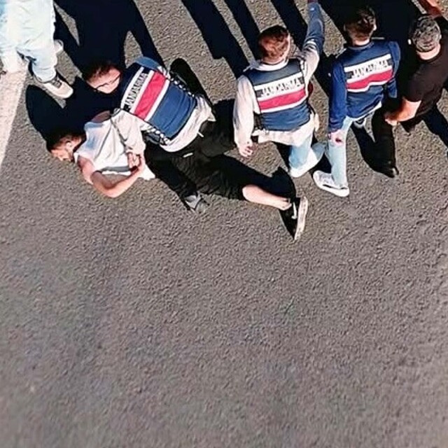 Zeytin işçiliği yapan cezaevi firarisi, jandarmanın sıkı takibiyle yakaland...