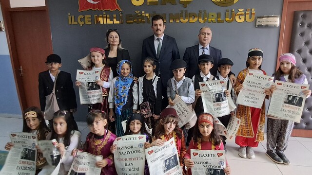 Ulaş'ta öğrenciler Cumhuriyet'in ilanını duyuran temsili gazete dağıttı