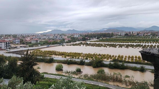 Dalaman'da çay taştı, yollar göle döndü, su baskınları yaşandı (3)