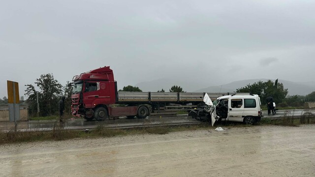 TIR ile hafif ticari araç kafa kafaya çarpıştı: 1 ölü, 1 ağır yaralı