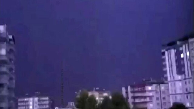 Diyarbakır'da iki apartmana yıldırım isabet etti