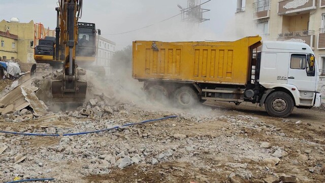 Silopi'de metruk binaların yıkımı sürüyor