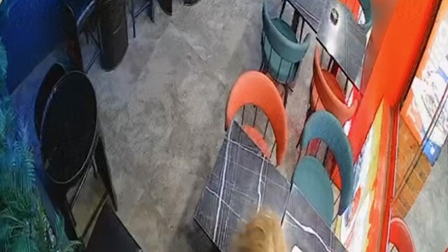 Sütlaca kadar yediler bin 950 TL hesabı ödemeyip çitten atlayarak kaçtılar
Eskişehir'de "ATM'ye gidiyoruz" diyerek hesap ödemeden kaçtılar