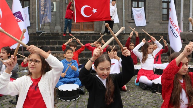 Cumhuriyet coşkusu Diyarbakır'ın tarihi surlarında yankılandı