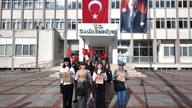 Miniklerin Cumhuriyet coşkusu sokaklara taştı
Öğrenciler, dönem kıyafetleriyle gazeteci ve posta görevlilerini canlandırdı
Hazırladıkları özel gazete nüshalarıyla caddeleri dolduran öğrenciler, "Yazıyor, yazıyor; Cumhuriyet'in ilanı yazıyor" sloganlarıyla vatandaşlara seslendi