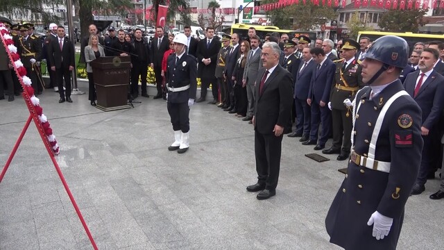 Cumhuriyetin 103. yılında Atatürk Anıtı'na çelenkler sunuldu