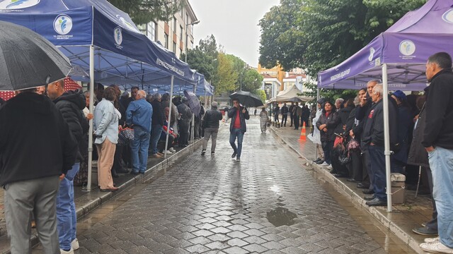 Başkan Doğan'ın destekçileri ikinci günde de belediye önünde buluştu