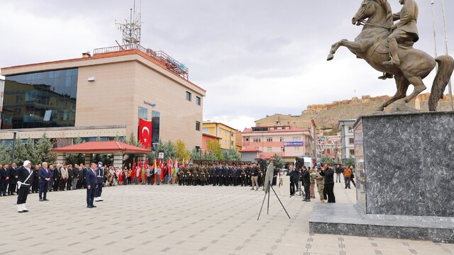 Bayburt'ta Cumhuriyet Bayramı kutlamaları çelenk sunumuyla başladı