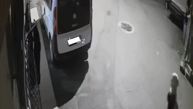 Korkuluğa asılan kıyafetleri beğenip alan kadın kameraya yakalandı