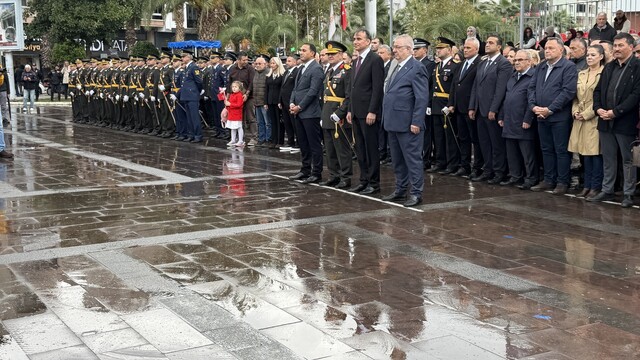 Edremit'te Cumhuriyet Bayramı kutlamaları çelenk sunma töreniyle başladı