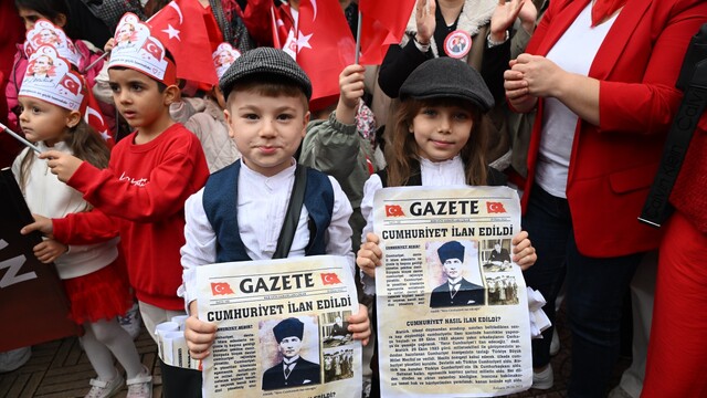 Manisa'da çocuklar cumhuriyeti tarihi gazetelerle kutladı