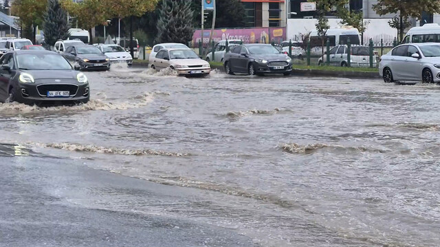 Malatya'da sağanak nedeniyle yollar göle döndü
