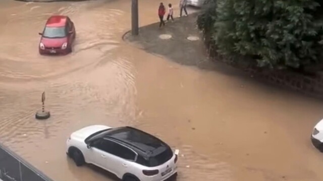 Gaziantep'te etkili olan sağanak hayatı olumsuz etkiledi
Yollar göle döndü, bazı noktalarda sel oluştu, çok sayıda kaza meydana geldi