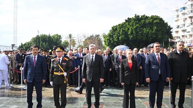 Antalya'da Cumhuriyet Bayramı kutlamaları çelenk töreniyle başladı