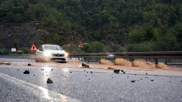 GÜNCELLEME - Dalaman'da dere taştı, evler ve tarım arazileri su altında kaldı