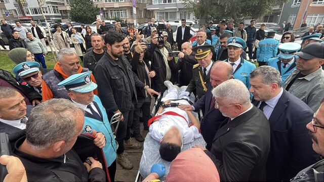 Çelenk sunma töreninde baygınlık geçiren çocuk merdivenden düştü