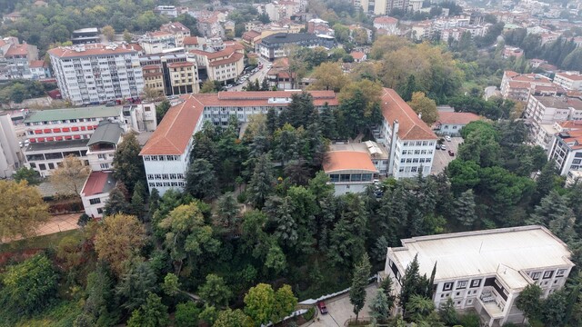 Bursa'da 723 yıllık şifa geçmişi olan Askeri Hastane taşınıyor
Vatandaşlar ve hastalar Askeri Hastane'nin taşınma kararının yeniden gözden geçirilmesini istiyor