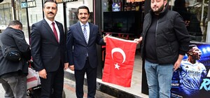 Başkan Taşkın'dan vatandaşlara Türk bayrağı hediyesi