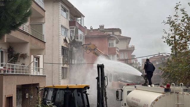 Zonguldak'ta çatlaklar oluşan binanın yıkımına başlandı