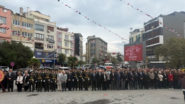Burhaniye'de çelenk sunma töreni yapıldı