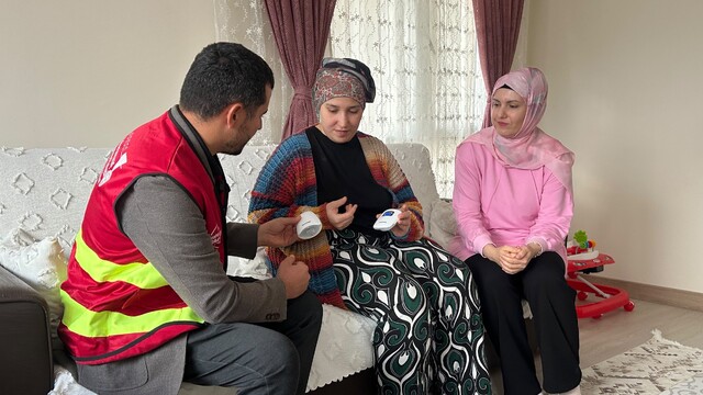 Kahramanmaraş'ta işitme engelli ailelere "titreşimli bebek uyarı cihazı" desteği