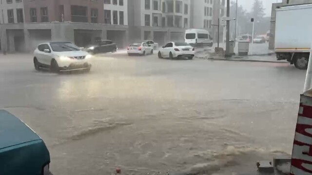 Besni'de sağanak yağış: Cadde ve sokaklar göle döndü