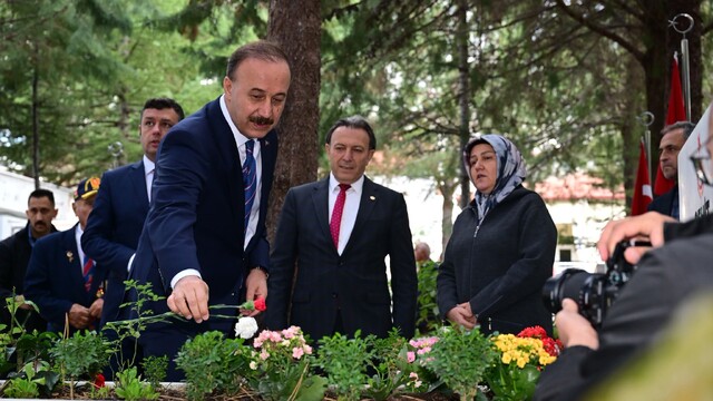 Isparta'da 29 Ekim Cumhuriyet Bayramı kutlamaları çelenk töreniyle başladı