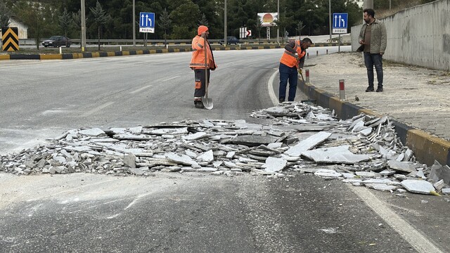 Karayoluna mermer parçalarını düşüren tır sürücüsüne para cezası