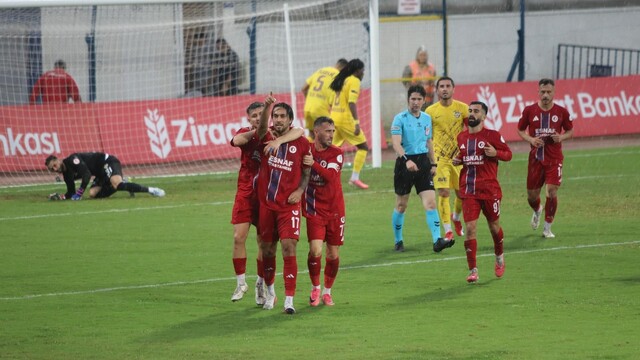 Fethiyespor - Eyüpspor maçı şiddetli yağışa takıldı