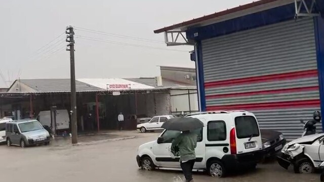 Fethiye'de sağanak etkili oldu, yollar sular altında kaldı