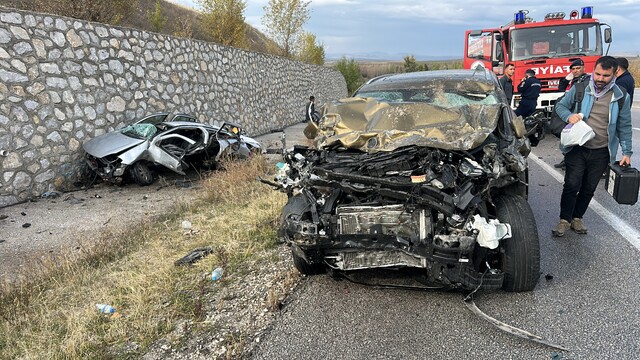 GÜNCELLEME - Çorum'da iki otomobil çarpıştı, 4 kişi öldü, 2 kişi yaralandı