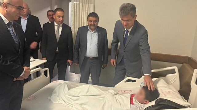 Öğrenci servisi ile otomobil çarpıştı: 5 yaralı