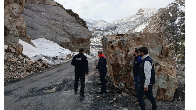 Şırnak'ta tehlike oluşturan kayaları AFAD temizliyor
