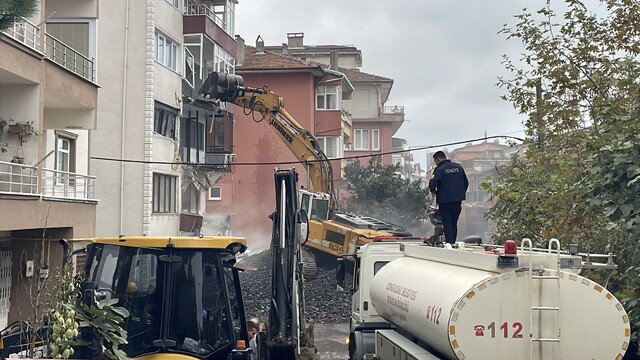 Zonguldak'ta çatlaklar nedeniyle boşaltılan 5 katlı binanın yıkımı başladı