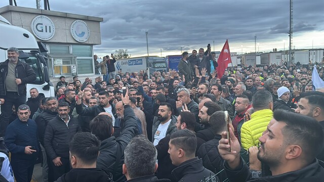 Avrupa'ya açılan sınır kapısında kontak kapattılar