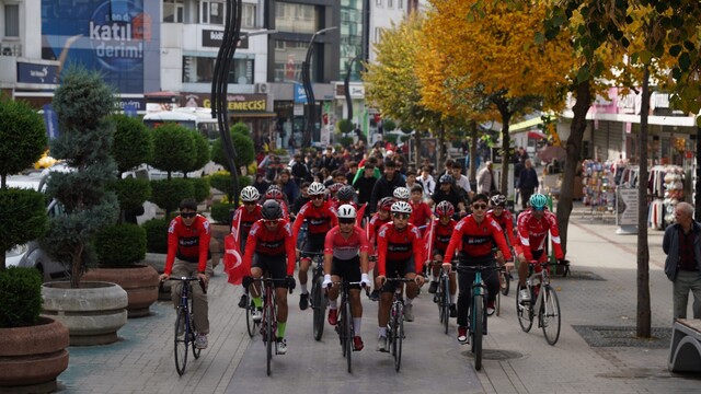 Bolu'da Cumhuriyet'in 103'üncü yılına özel bisiklet turu