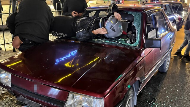 Otomobile çarpan motosiklet sürücüsü camdan içeri girdi