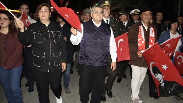 Sinop'ta Cumhuriyet Bayramı dolayısıyla fener alayı düzenlendi