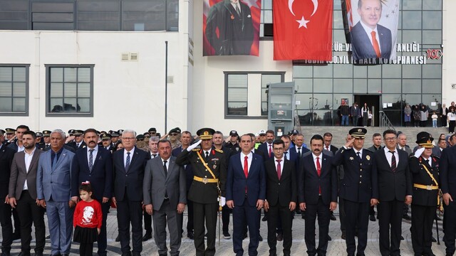Iğdır'da 29 Ekim Cumhuriyet Bayramı kutlamaları çelenk sunma töreniyle başladı
