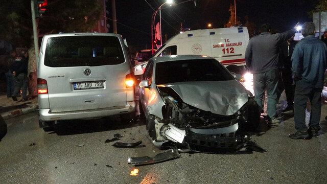 Servis minibüsü otomobille çarpıştı; 12 öğrenci hastaneye kontrole götürüldü