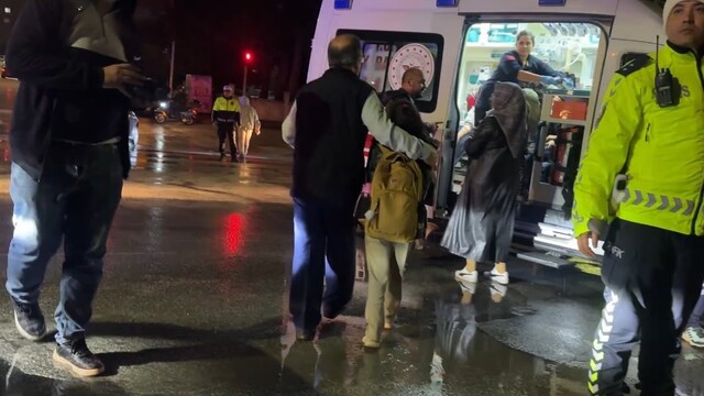 Burdur'da öğrenci servisi ile otomobil çarpıştı: 12 öğrenci hafif yaralı