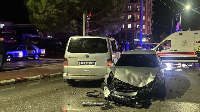 Burdur'da iki aracın çarpıştığı kazada 12 öğrenci hafif yaralandı