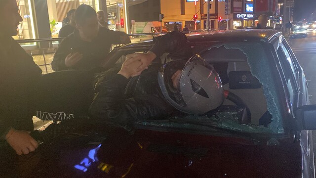 Motosiklet sürücüsü otomobilin ön camından içeri girdi (2)