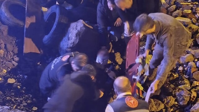 Muş'ta açık bırakılan kazı alanına düşen yaşlı adam yaralandı
