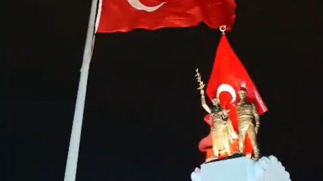 Hatay'da bayraklar fırtına nedeniyle geçici olarak indirildi